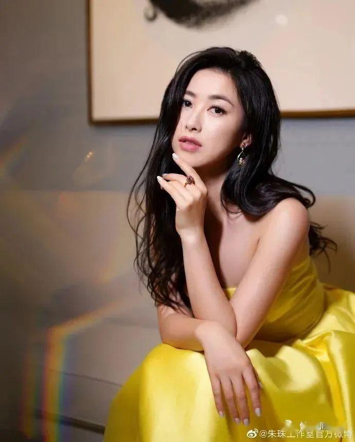 35岁性感尤物凭美胸翻红,网友:我就是馋她身子!