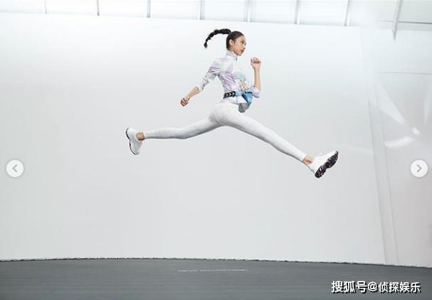 任达华15岁女儿写真大片，穿运动装秀空中一字马