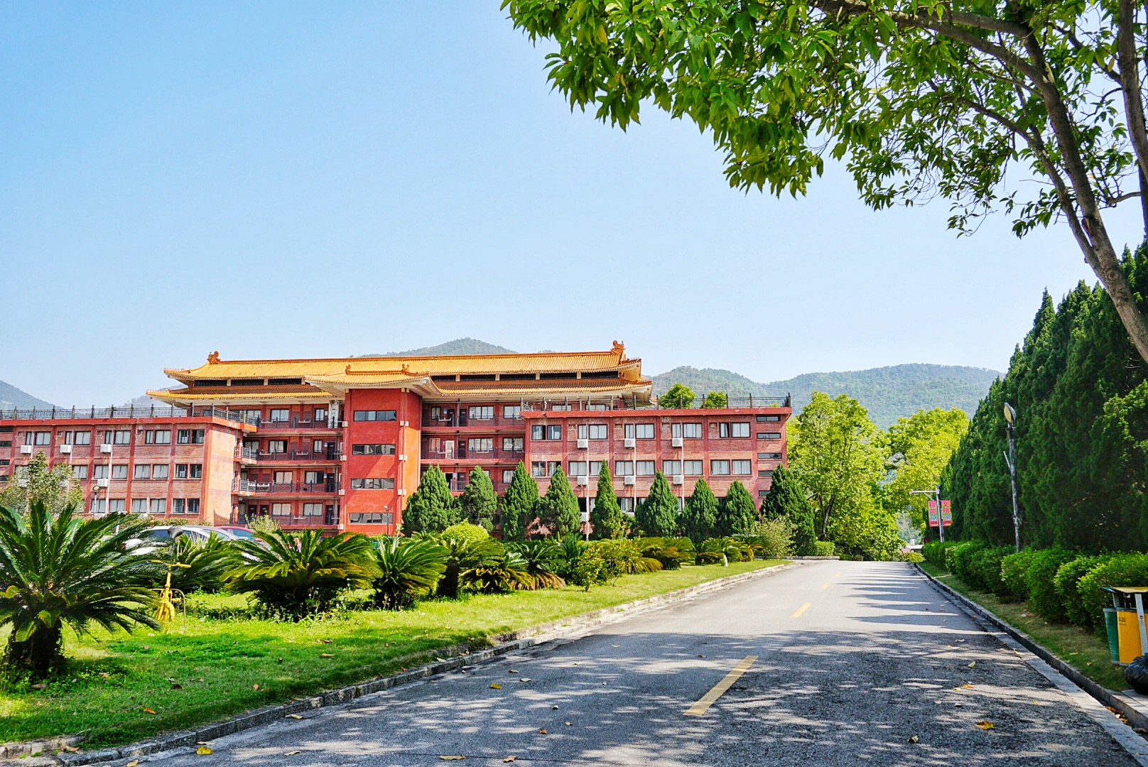中国第一所民办本科高校,学校风景优美,不输厦门大学