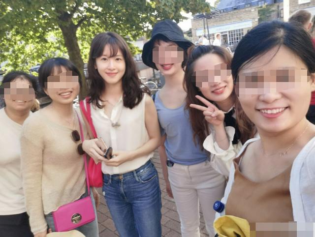 章泽天发文回应向英国捐物资，时隔半年再露面