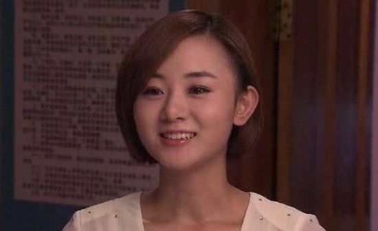 她花6年从秘书熬成副总，和富豪老公离婚仍藕断