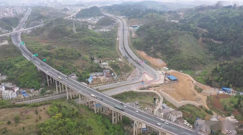 贵安半小时交通圈的重要道路建设工程—观潭大道正在有序的施工当中