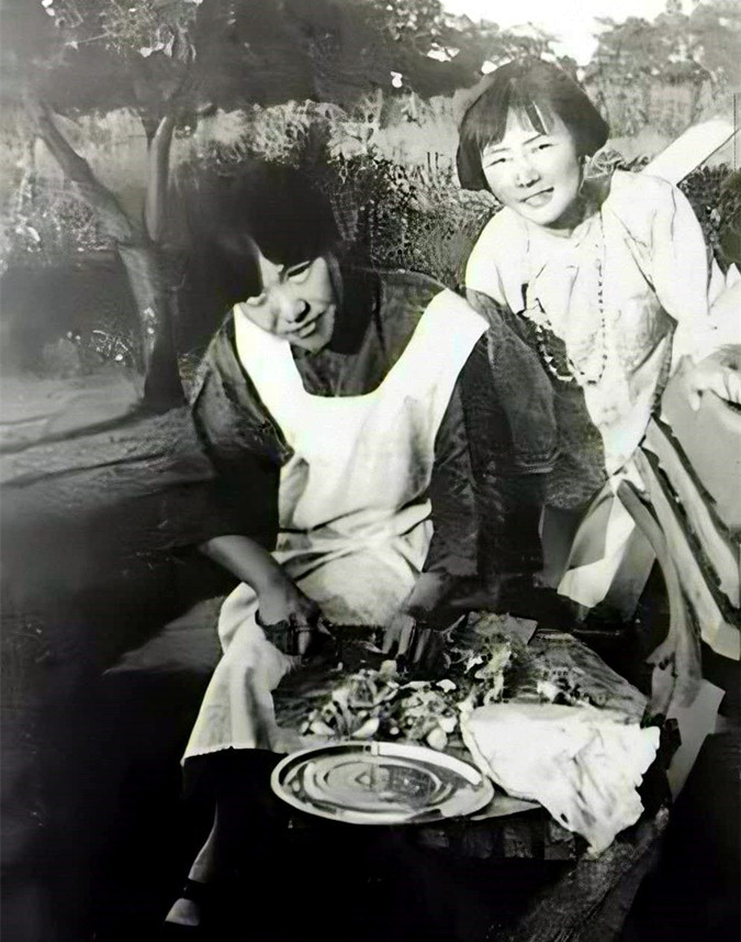 三,1925年,民国才女林徽因和冰心一起在美国野炊,两人唯一一张合照.