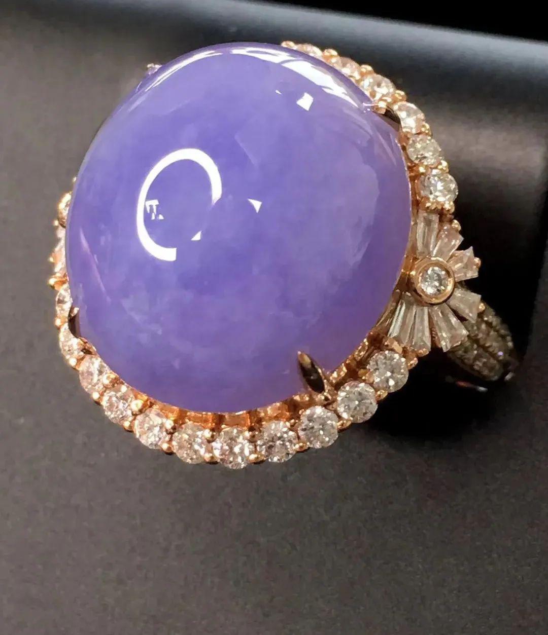 而翡翠戒指,能为这优雅温婉之感加分,闭上眼睛,仿佛是春风徐徐的温柔.