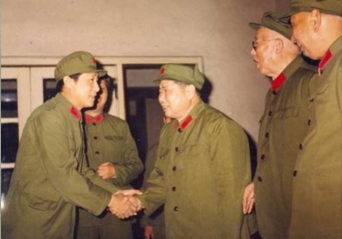 开国上将视察路上出车祸，部队要追究司机责任