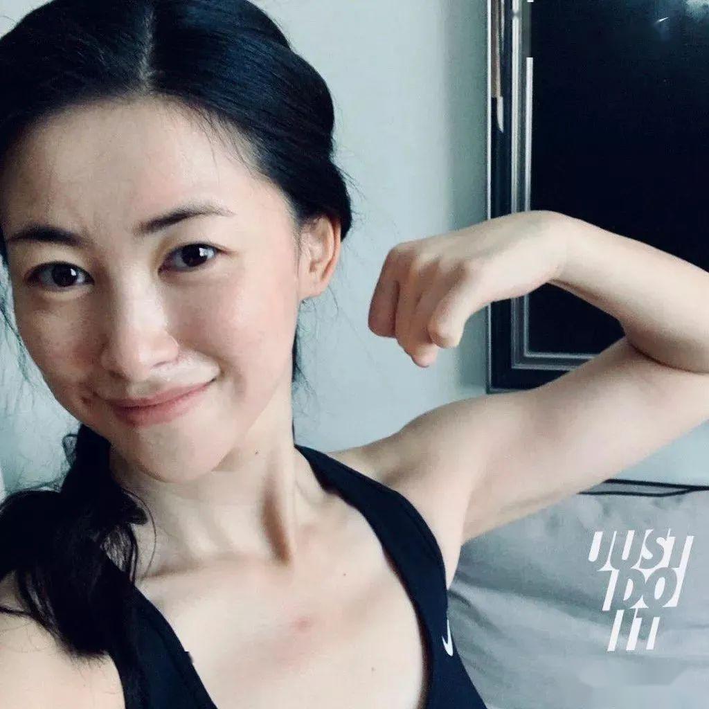 35岁性感尤物凭美胸翻红,网友:我就是馋她身子!