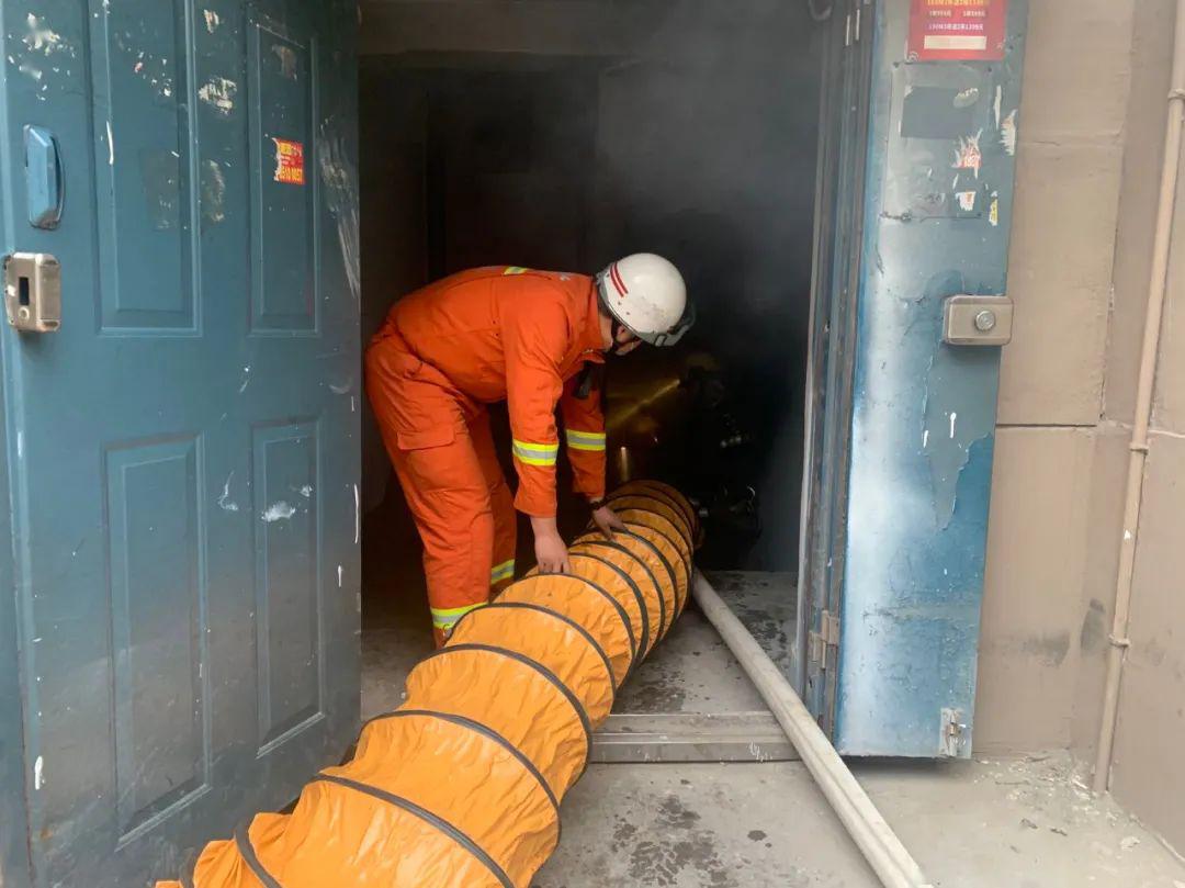 太原:山汽小区地下室着火,小女孩高呼:消防员叔叔来救我了!