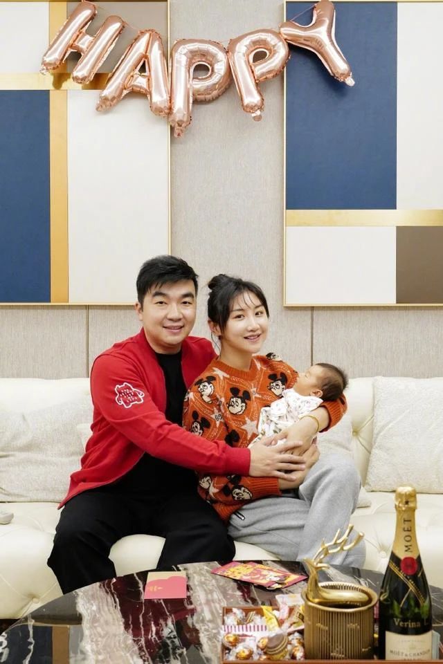 梁超疑似14年离婚，前妻大何雯娜7岁，身材颜值