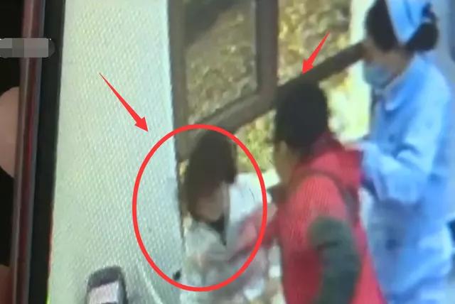 『宝宝』女童就惨遭拔牙！气的家长怒扇医生！千万别在宝宝换牙时干这事了牙还没换完