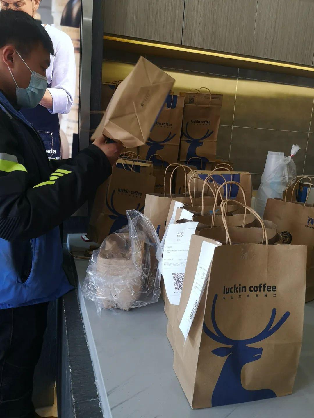 探访瑞幸门店：外送爆单，大爷拎菜排队买咖啡