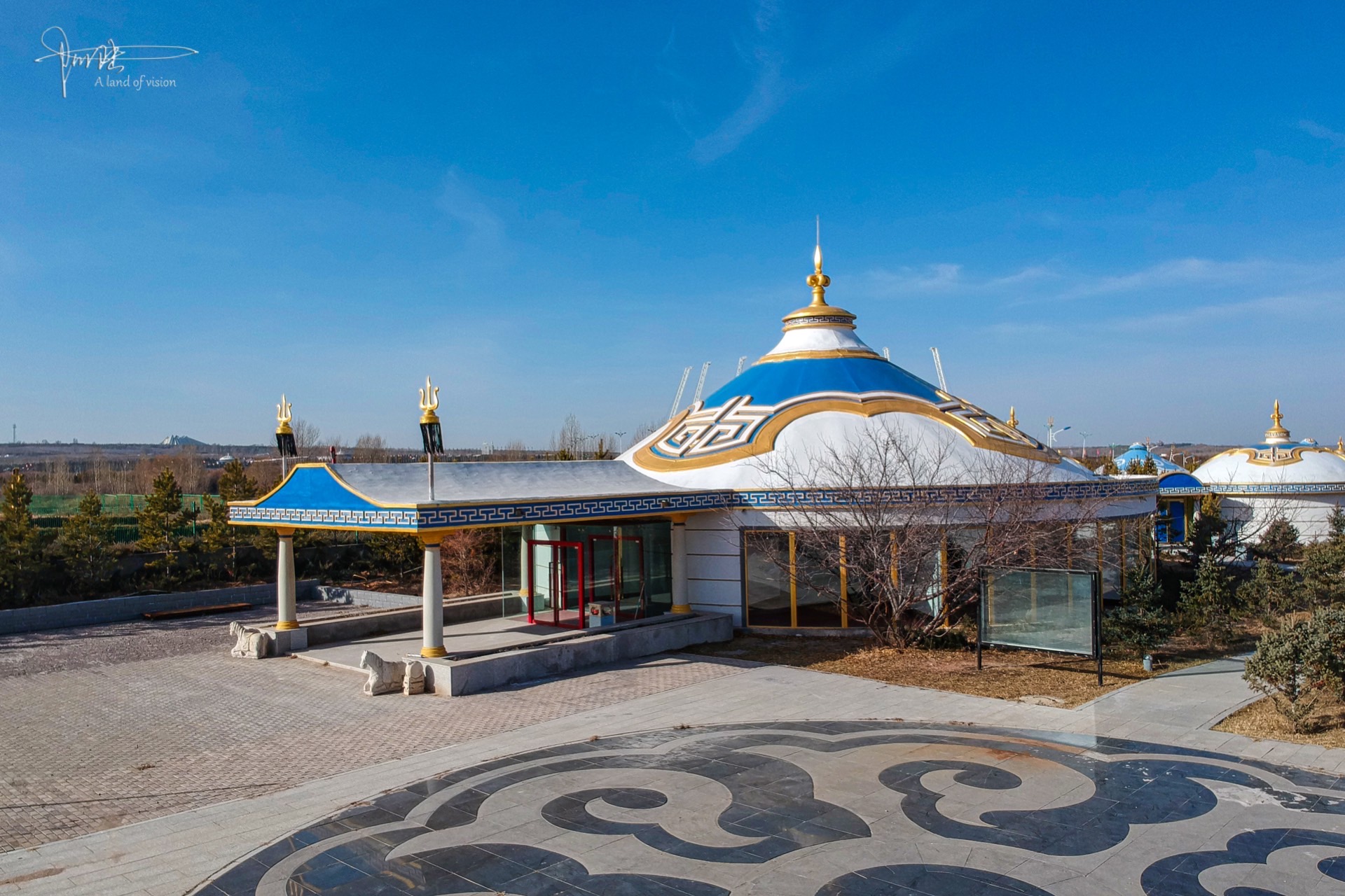 1/ 12 鄂尔多斯的成吉思汗陵旅游区,又称成陵旅游区,位于伊金霍洛旗.