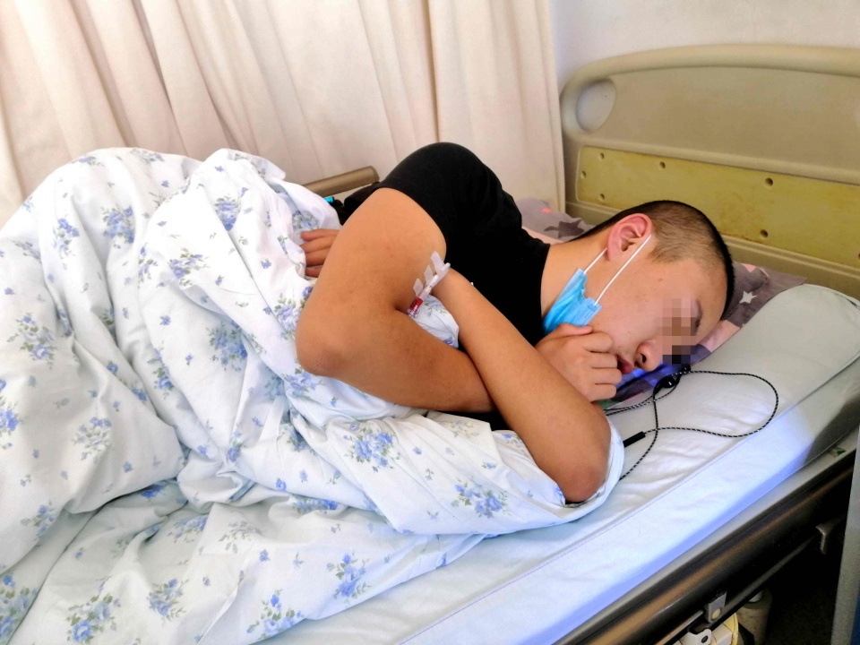 「病床」病床上宽慰父母:下辈子还当你们儿子血癌少年因无钱治疗欲放弃