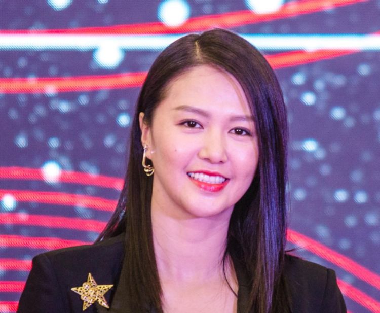 她为生活去酒吧卖唱，出道后一首歌赚一千万，