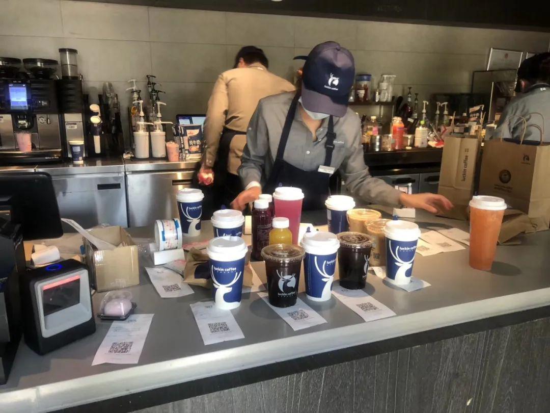 探访瑞幸门店：外送爆单，大爷拎菜排队买咖啡