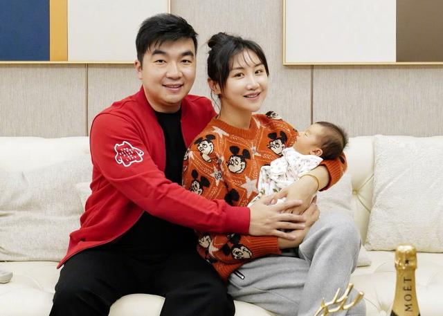 何雯娜老公前妻社交账号曝光，保留与梁超婚纱