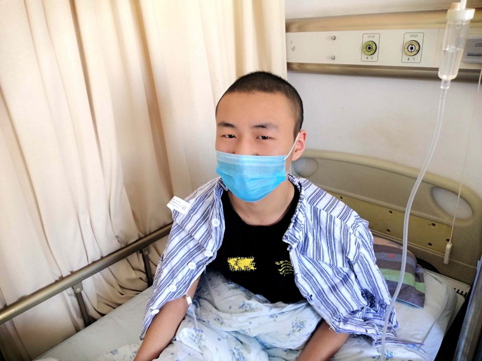 「病床」病床上宽慰父母:下辈子还当你们儿子血癌少年因无钱治疗欲放弃
