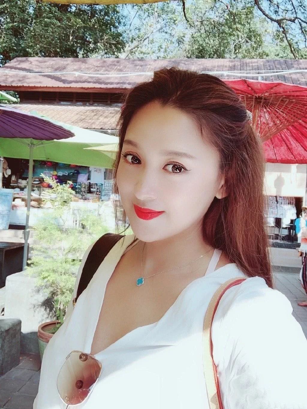 梁超疑似14年离婚，前妻大何雯娜7岁，身材颜值