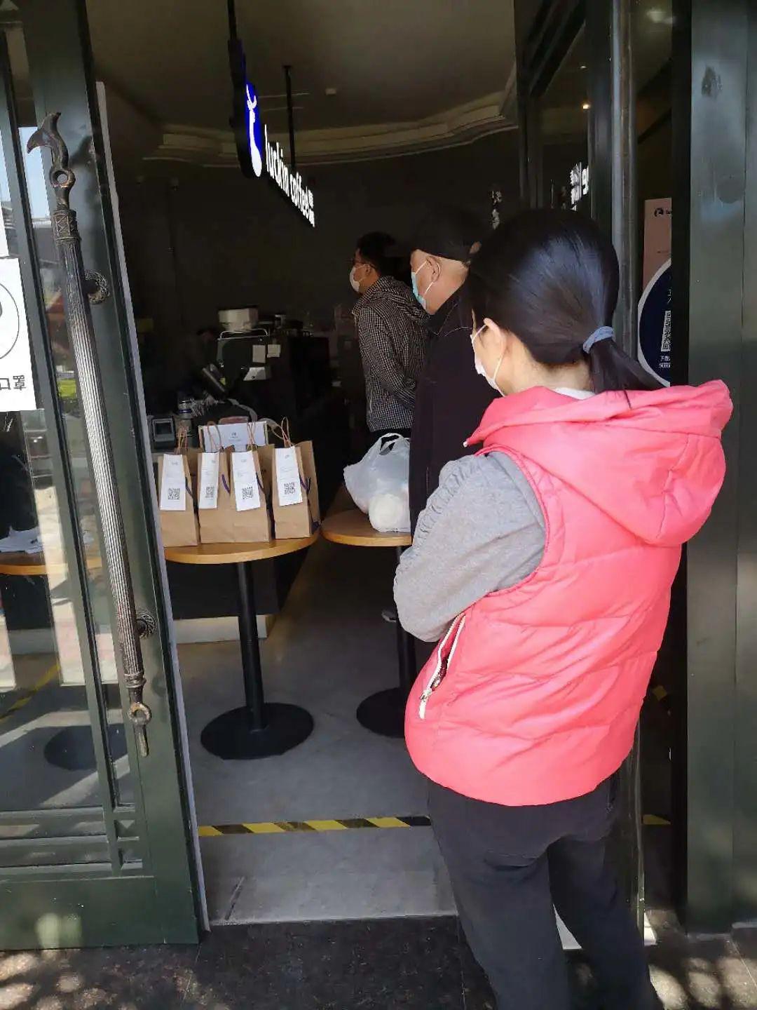 探访瑞幸门店：外送爆单，大爷拎菜排队买咖啡