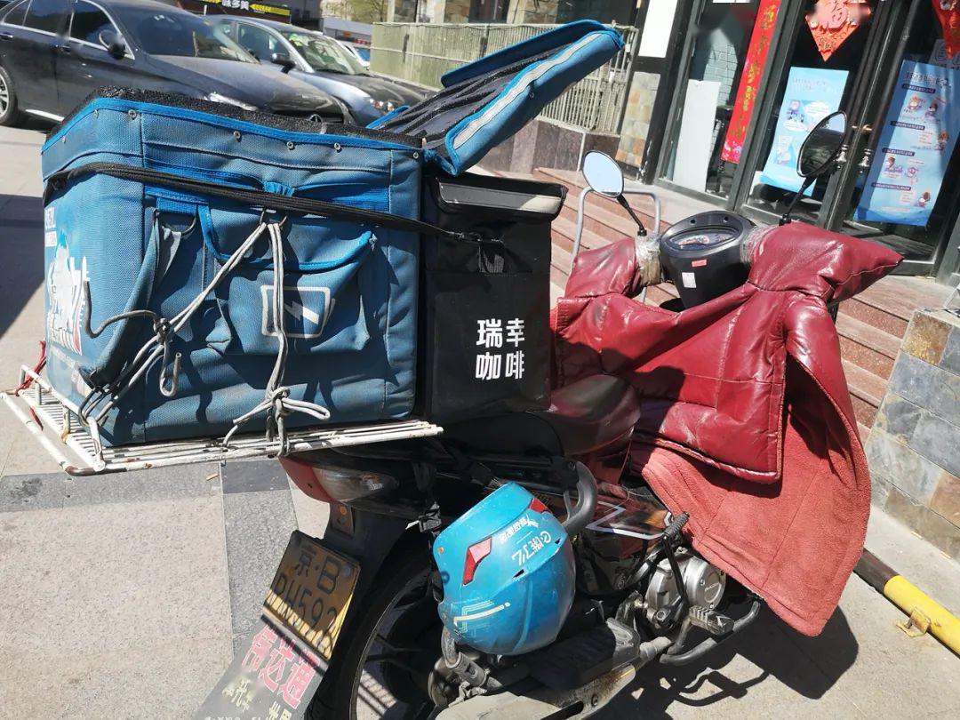 探访瑞幸门店：外送爆单，大爷拎菜排队买咖啡