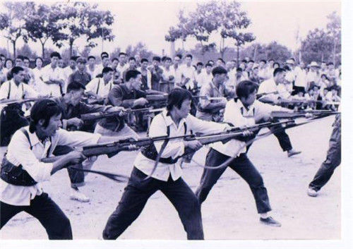 80年代悍匪案：2士兵杀人夺枪，1500余人围剿击毙