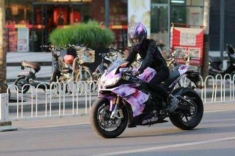 1万左右的摩托车女士骑 40aac0e3b01c4b9685897fe359a4900e.jpeg
