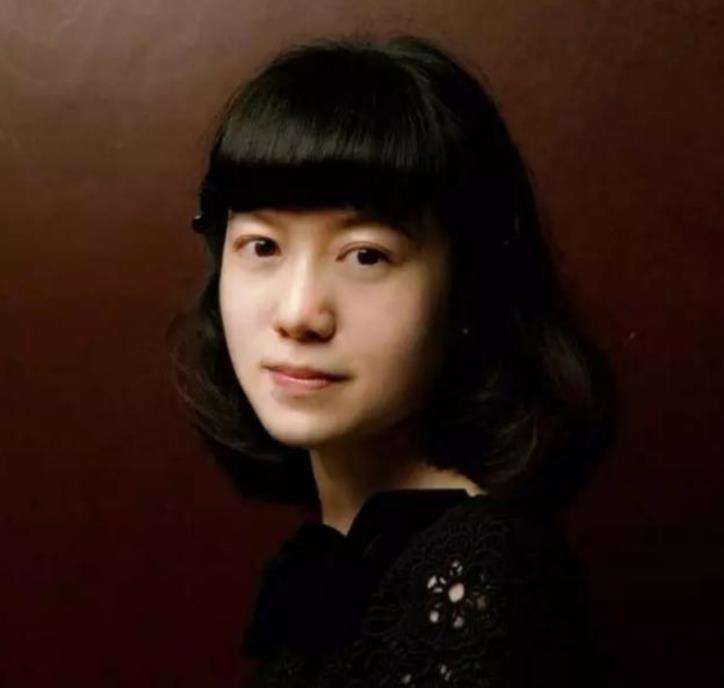 每次拍到杨教授与翁帆一起出席活动的近照,两人都像年轻人一样秀恩爱!