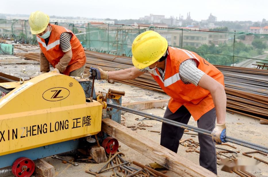 跨铁路桥护栏施工