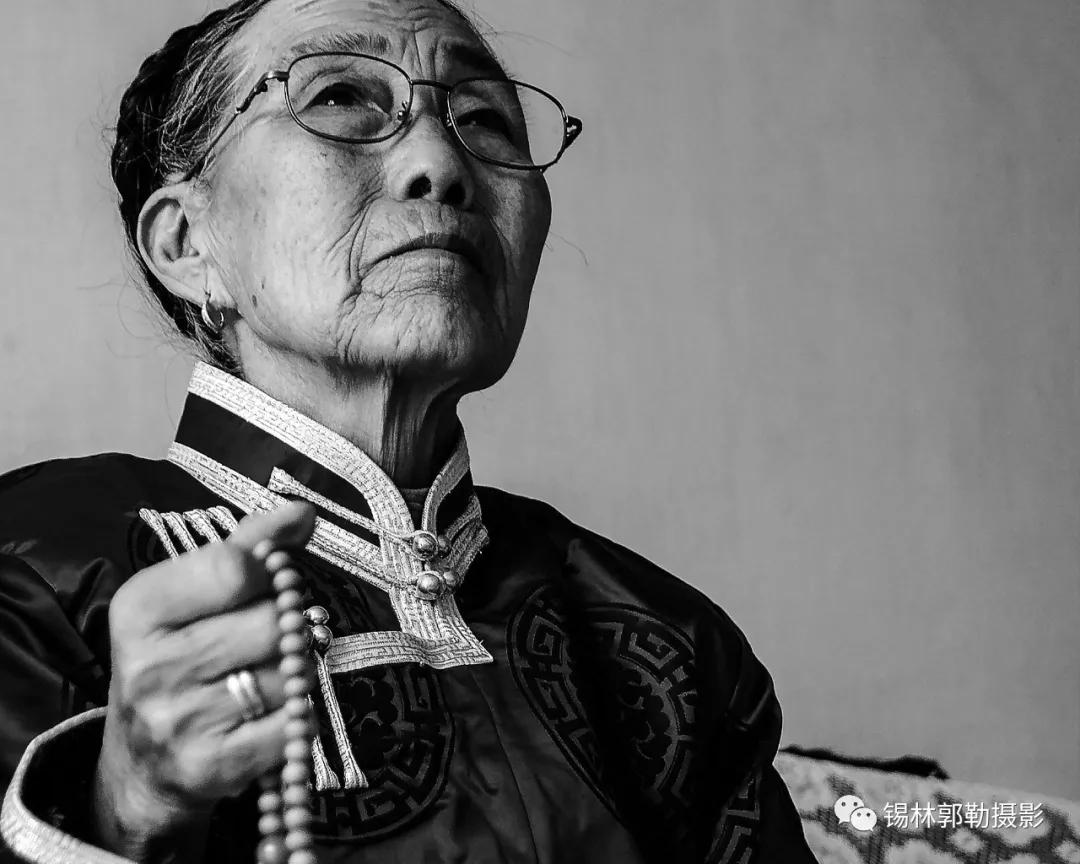 虔诚, 淳朴……草原额吉的真实生活随着吉嘎先生的镜头走出了诗画,以