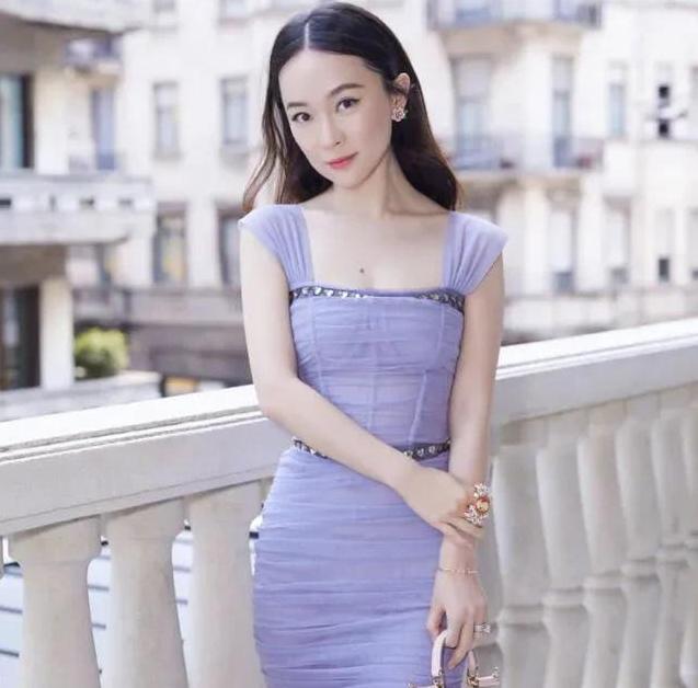 39岁霍思燕穿吊带紧身连衣裙真美,站着魅力万分,坐着仪态万千