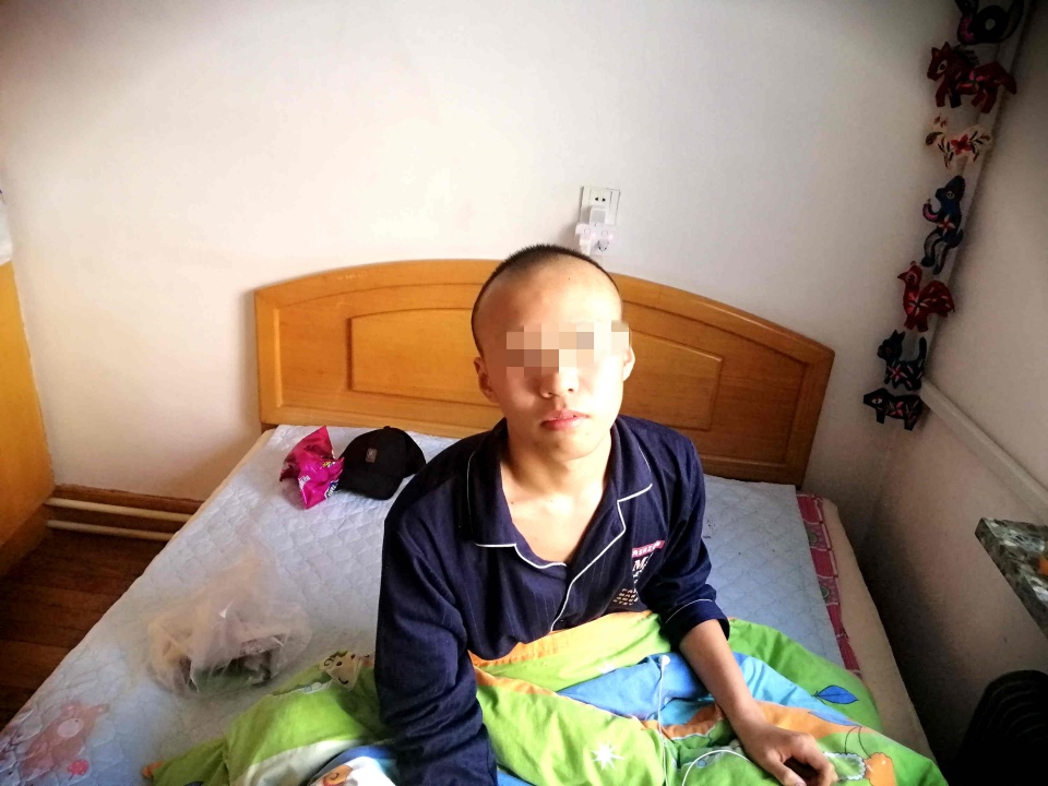「病床」病床上宽慰父母:下辈子还当你们儿子血癌少年因无钱治疗欲放弃
