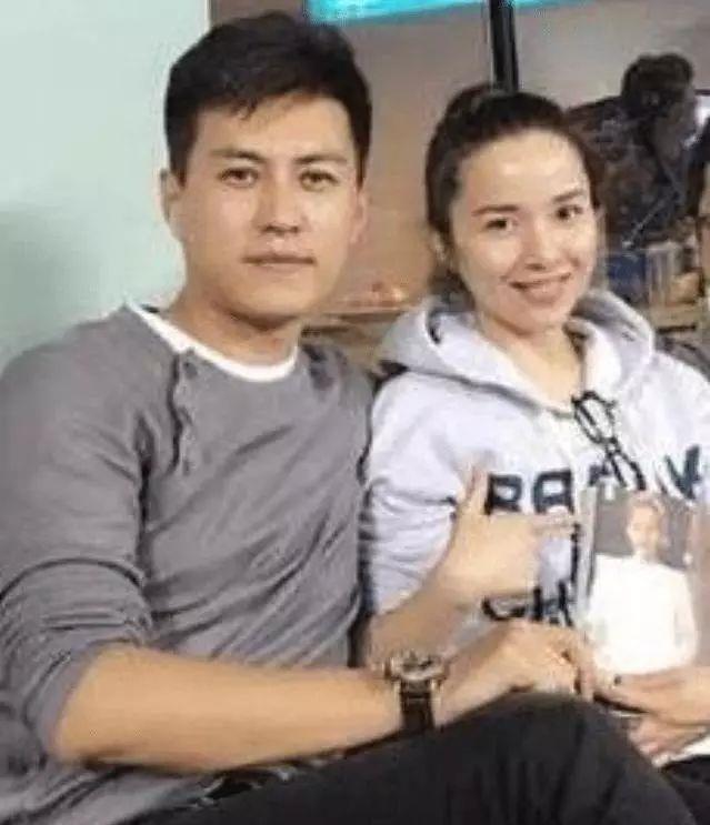 43岁靳东因戏生情娶二婚妻子,今儿子4岁被称"最帅星二