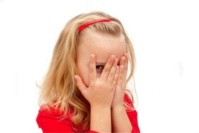 孩子说话容易脸红不敢上台表现自己这其实是不自信的表现