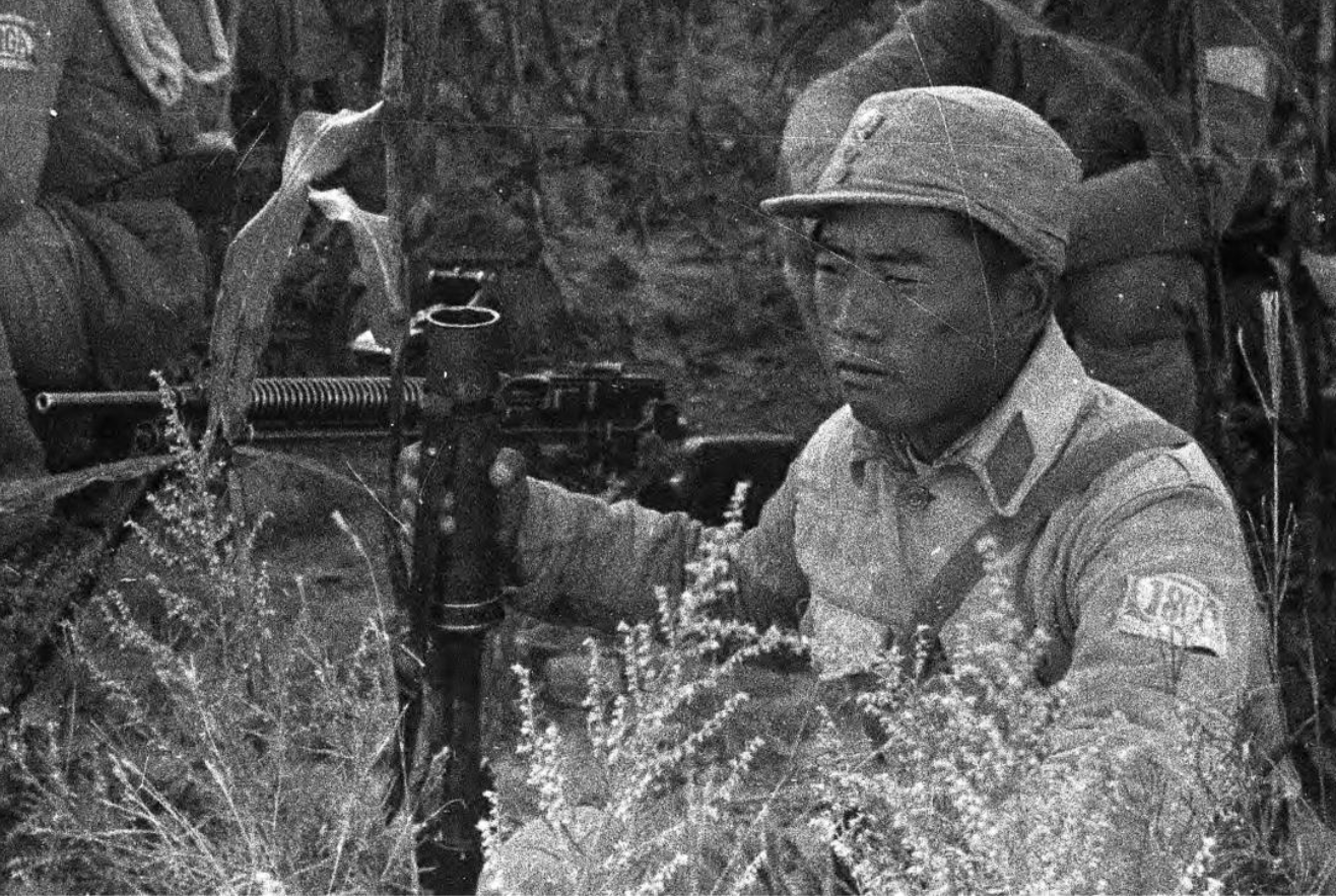 7个八路埋伏在玉米地里准备伏击日军摄影师拍下珍贵照片