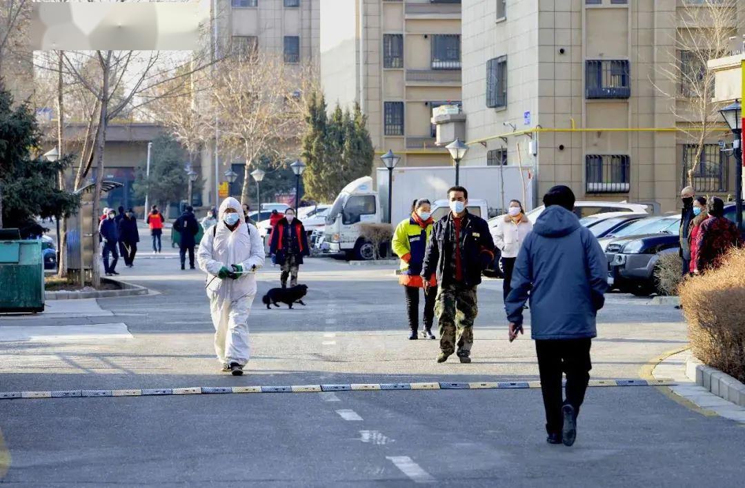 3月5日,新疆奎屯,兵团第七师胡杨河市社区干群纷纷走出家门在小区散步