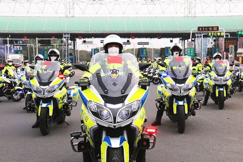 英雄归来 全城致敬 江阴交警铁骑队出动29辆摩托车整装列队,以最高