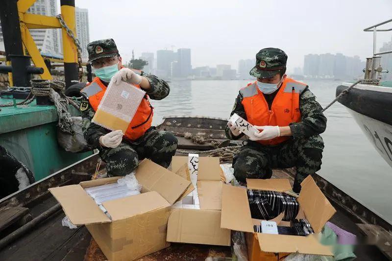 珠海海警局执法员现场查验涉案物品.