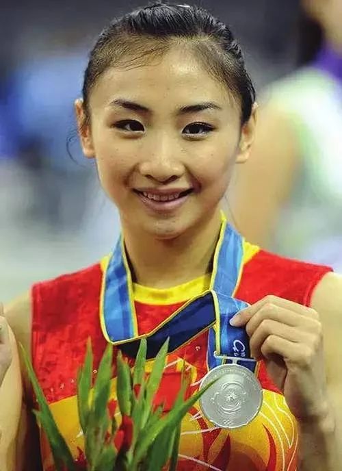 梁超疑似14年离婚，前妻大何雯娜7岁，身材颜值