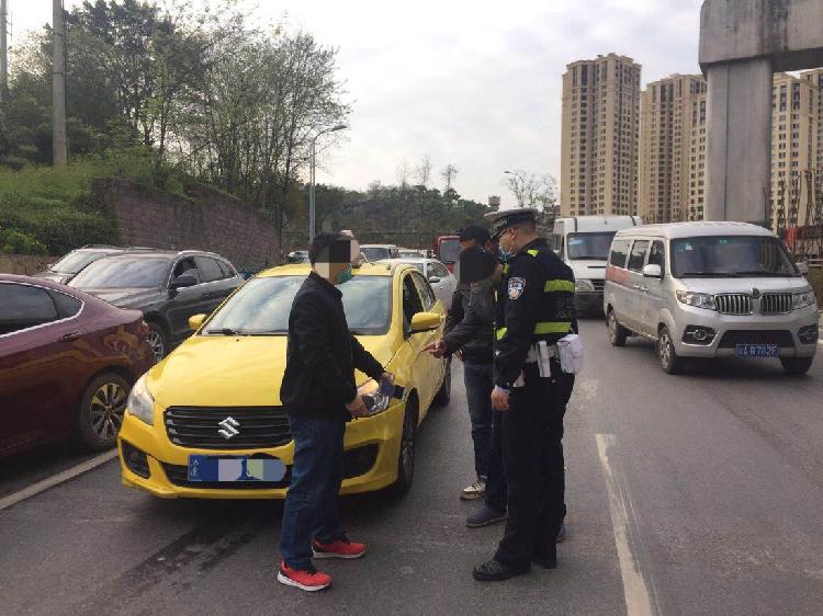 小伙子为抢道擦挂出租车   民警：欲速则不达