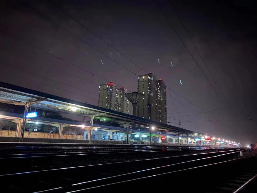 夜色下的三门峡车站站台