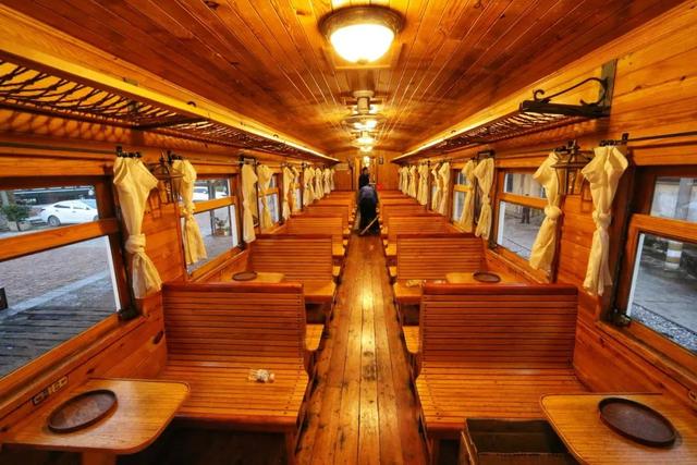 小火车内部是木制装修,非常复古,车厢内散发着淡黄色的灯光,温馨至