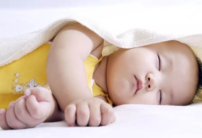 「孩子」小心误了事，提醒：这5大信号要注意孩子积食当做“吃撑”治