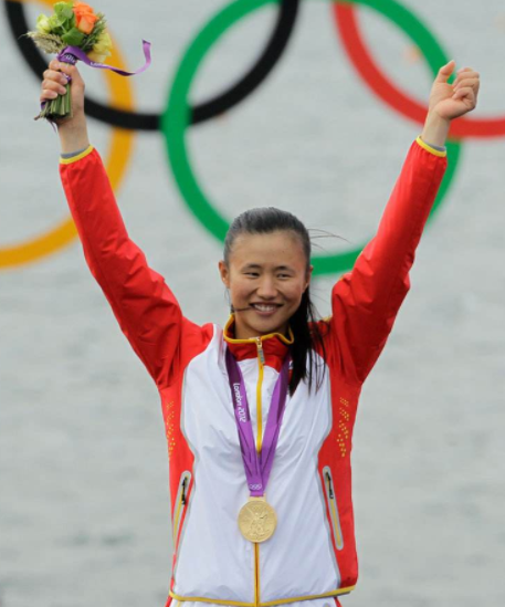 『徐莉佳』仍保持出門鍛煉，又一中國奧運(yùn)冠軍取消回國行程！暫舉家定居英國