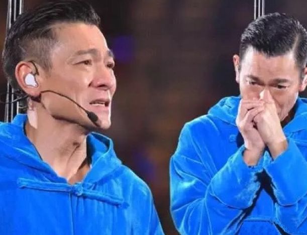 她为生活去酒吧卖唱，出道后一首歌赚一千万，