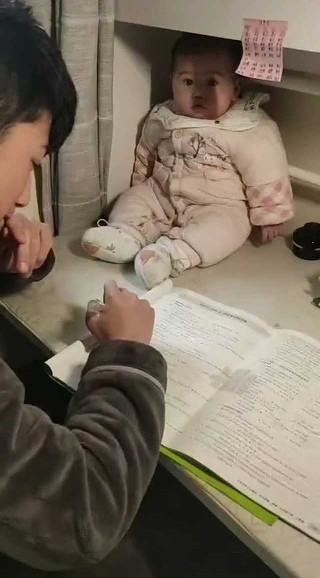 哥哥做试卷遇到难题，把妹妹拎来当“吉祥物”，妹妹乖巧模样萌翻众人