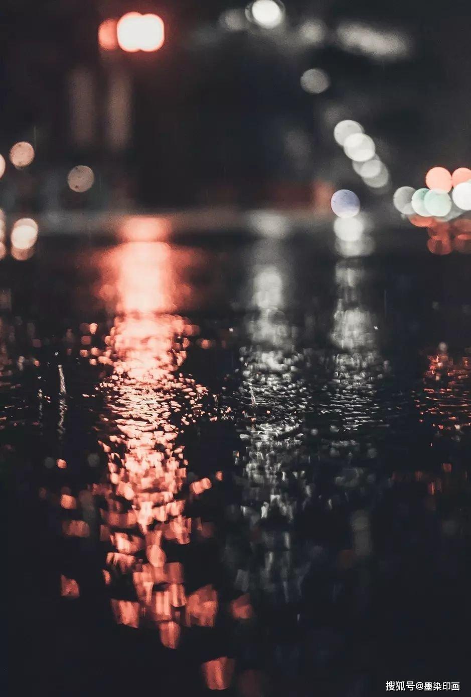 下雨天用手机拍倒影是手机低角度拍摄的优势,雨后的