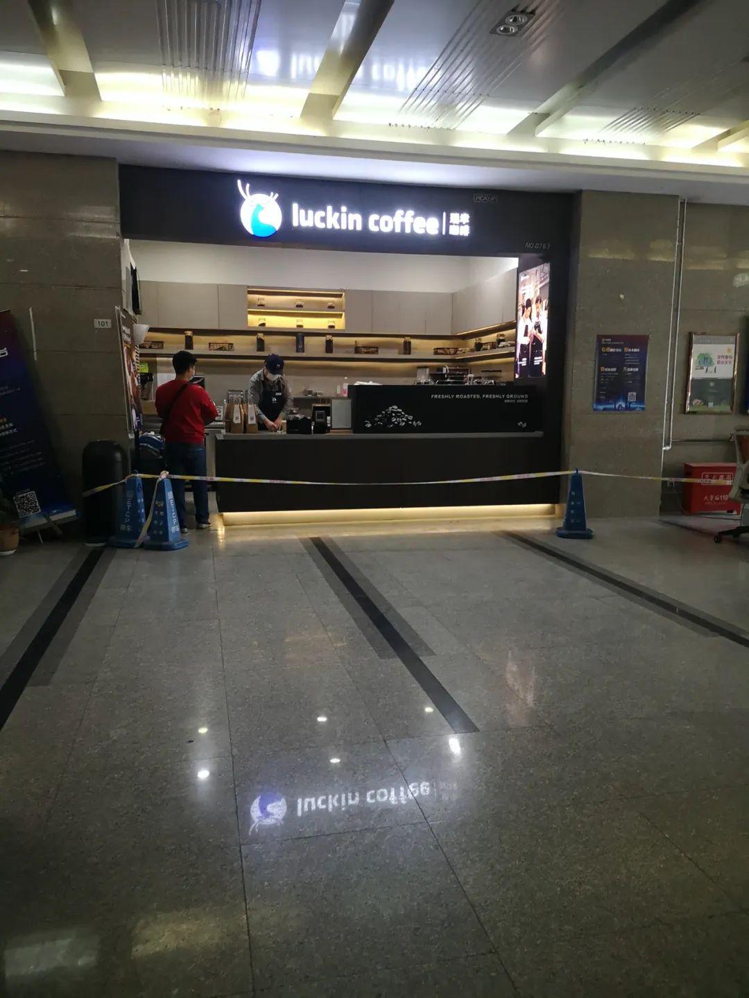 探访瑞幸门店：外送爆单，大爷拎菜排队买咖啡