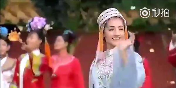 老版还珠格格第一部16集 9d80ef5a81f648c59c56687efdbd3afa.jpeg