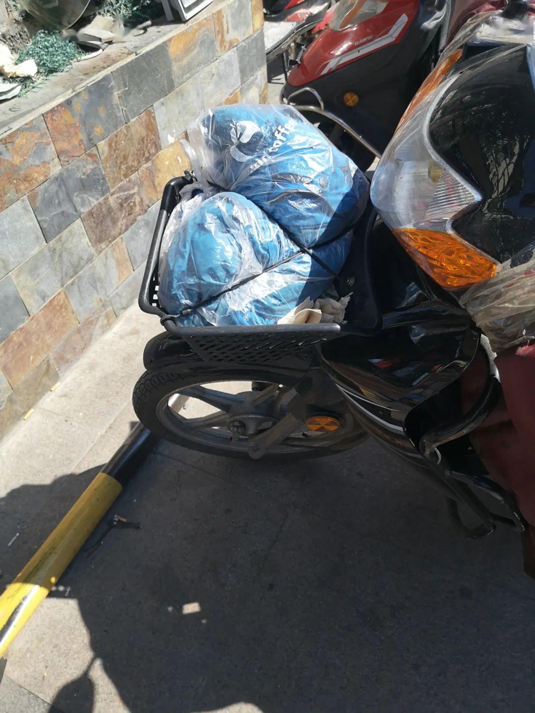 探访瑞幸门店：外送爆单，大爷拎菜排队买咖啡