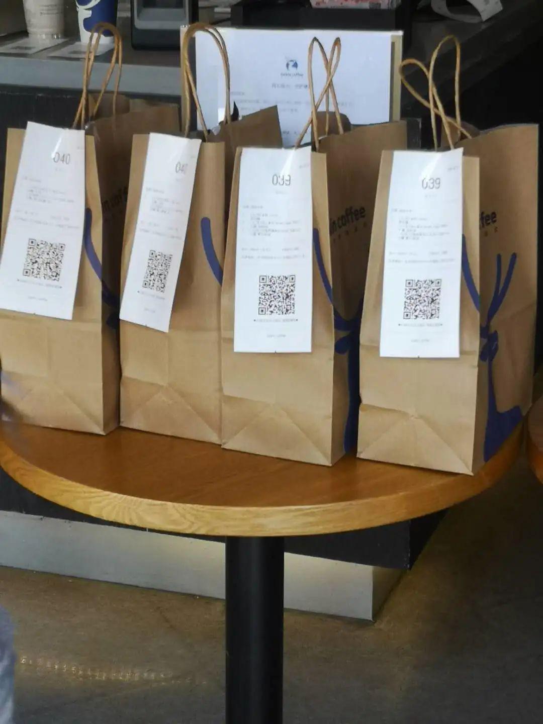 探访瑞幸门店：外送爆单，大爷拎菜排队买咖啡