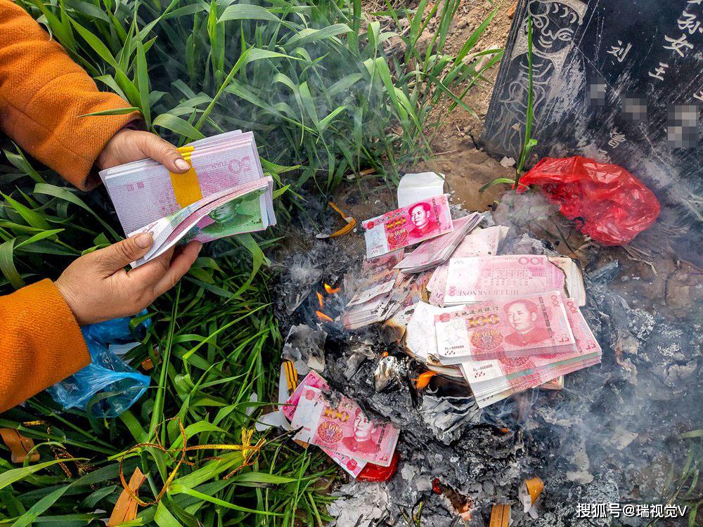 清明节扫墓提前一天上坟烧纸,怕毁庄稼鞠躬替跪拜